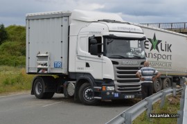 Турски ТИР помля 40 метра мантинела и затрудни движението по обиколния път на Казанлък