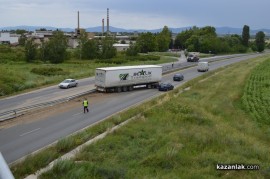 Турски ТИР помля 40 метра мантинела и затрудни движението по обиколния път на Казанлък