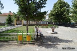 Борис Кърчев донесе нови пейки в ОУ “Кулата“ 