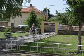 Борис Кърчев донесе нови пейки в ОУ “Кулата“ 