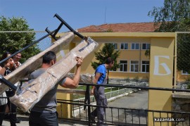 Борис Кърчев донесе нови пейки в ОУ “Кулата“ 