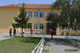 Борис Кърчев донесе нови пейки в ОУ “Кулата“ 