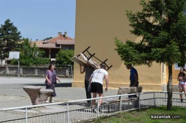 Борис Кърчев донесе нови пейки в ОУ “Кулата“ 