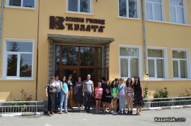 Борис Кърчев донесе нови пейки в ОУ “Кулата“ 