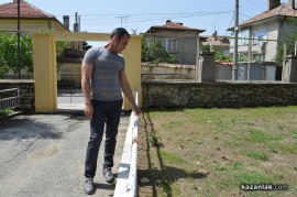 Борис Кърчев донесе нови пейки в ОУ “Кулата“ 