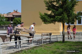 Борис Кърчев донесе нови пейки в ОУ “Кулата“ 