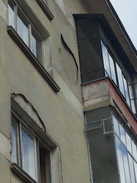 Жилищната сграда с потенциално опасна мазилка е собственост на частни лица