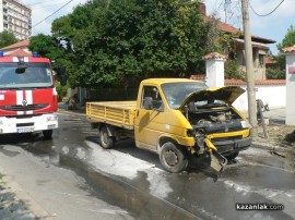 Пийнал шофьор изтръгна дърво и почти събори стълб в Казанлък