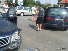 Катастрофа блокира за минути движението по бул. „Александър Батенберг“