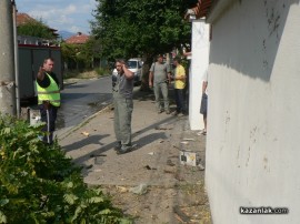 Пийнал шофьор изтръгна дърво и почти събори стълб в Казанлък