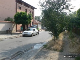 Пийнал шофьор изтръгна дърво и почти събори стълб в Казанлък