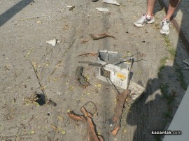 Пийнал шофьор изтръгна дърво и почти събори стълб в Казанлък