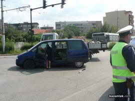 Катастрофа блокира за минути движението по бул. „Александър Батенберг“