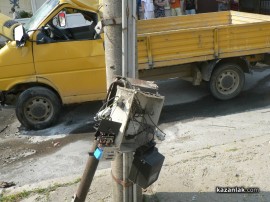 Пийнал шофьор изтръгна дърво и почти събори стълб в Казанлък