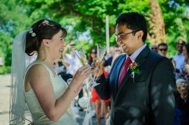 Сватба на индиец и казанлъчанка пред Казанлъшката гробница