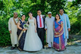 Сватба на индиец и казанлъчанка пред Казанлъшката гробница