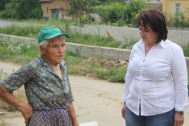 Областният управител Живка Аладжова посети пострадалите при наводнението в Турия