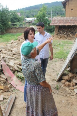 Областният управител Живка Аладжова посети пострадалите при наводнението в Турия