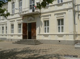 Огромна светкавица удари пред казанлъшката гимназия „Кирил и Методий” / Новини от Казанлък