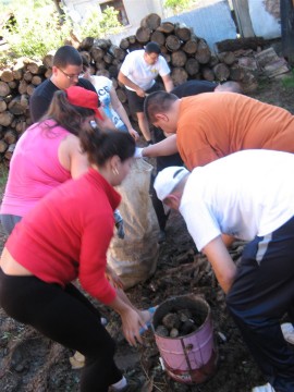 Доброволци разчистваха къщата на самотна възрастна жена от Турия, пострадала от пороя през юни
