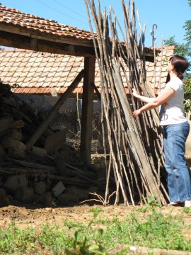 Доброволци разчистваха къщата на самотна възрастна жена от Турия, пострадала от пороя през юни
