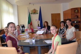 Кметът Галина Стоянова се срещна с балерините и ръководителите на балет „Грация“ / Новини от Казанлък
