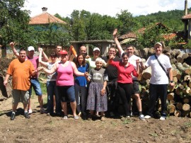 Доброволци разчистваха къщата на самотна възрастна жена от Турия, пострадала от пороя през юни / Новини от Казанлък