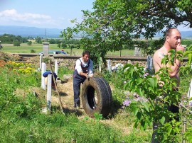 Доброволци от Шипка съградиха с двете си ръце чешма
