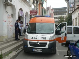 Банкови досиета затрупаха служител на казанлъшка банка / Новини от Казанлък