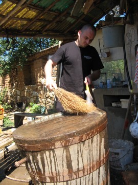 Доброволци разчистваха къщата на самотна възрастна жена от Турия, пострадала от пороя през юни