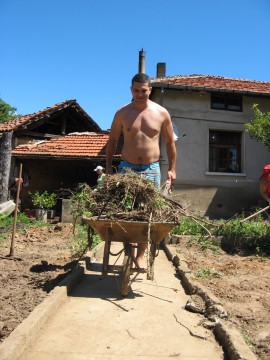 Доброволци разчистваха къщата на самотна възрастна жена от Турия, пострадала от пороя през юни