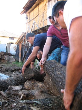 Доброволци разчистваха къщата на самотна възрастна жена от Турия, пострадала от пороя през юни