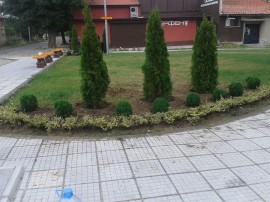 От днес Крън посреща жители и гости с нова градинка на главната улица / Новини от Казанлък