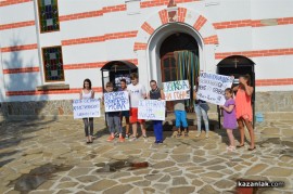 Деца пред храма: „Къде останаха християнските ценности?”