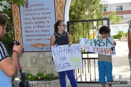 Деца пред храма: „Къде останаха християнските ценности?”