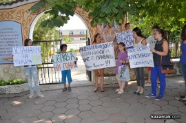 Деца пред храма: „Къде останаха християнските ценности?”