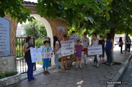 Деца пред храма: „Къде останаха християнските ценности?”