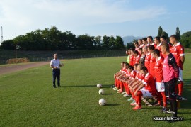 Арсенал подари италианска екипировка на футболистите на Розова долина