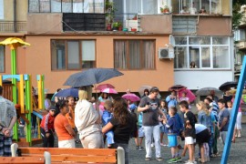 Деца и възрастни се веселиха в новия парк на ул. „Старозагорска“ / Новини от Казанлък