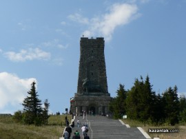 Крадци посегнаха на експонати изложени в Паметника на свободата на Шипка / Новини от Казанлък