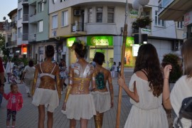 Във вечерта на боди арт демонстрациите красиви „тракийки“ черпеха с червено вино