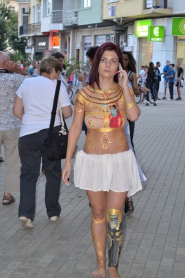 Във вечерта на боди арт демонстрациите красиви „тракийки“ черпеха с червено вино