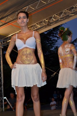 Във вечерта на боди арт демонстрациите красиви „тракийки“ черпеха с червено вино