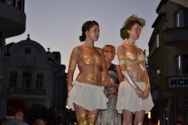 Във вечерта на боди арт демонстрациите красиви „тракийки“ черпеха с червено вино