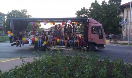 Във вечерта на боди арт демонстрациите красиви „тракийки“ черпеха с червено вино