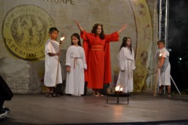 Във вечерта на боди арт демонстрациите красиви „тракийки“ черпеха с червено вино