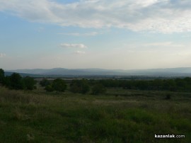 Казанлъчанин издигна 7 метров метален монумент обединяващ символите на три от основните религии