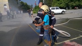 Деца се включиха в демонстрациите на пожарникарите в Павел баня