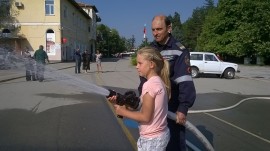 Деца се включиха в демонстрациите на пожарникарите в Павел баня