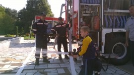 Деца се включиха в демонстрациите на пожарникарите в Павел баня